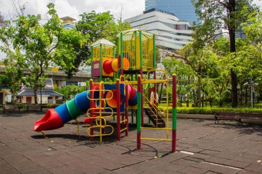 Parktaki renkli çocuklar için oyun alanı ekipmanları