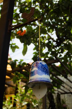 Renkli boyalı bir elle boyanmış seramik çan.