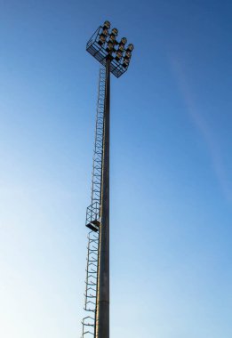 Stadyumun arka planındaki ışıklandırma kulesinde spot ışığı