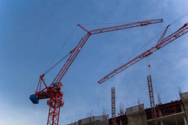 Kule vinci kullanılarak yeni bir bina inşa ediliyor