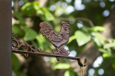 Duvarda asılı eski demir çan