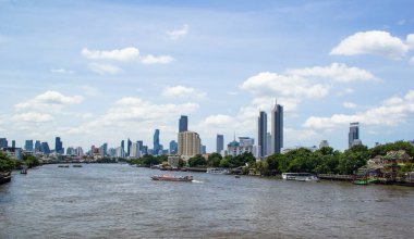 Chaopraya Nehri ile Bangkok şehrinin manzarası