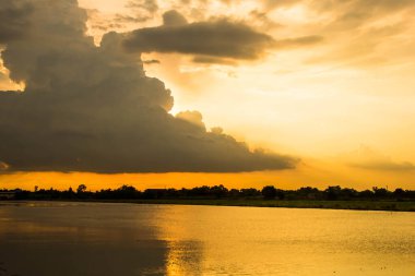 günbatımı gökyüzü karşı yeşil çim alanı.
