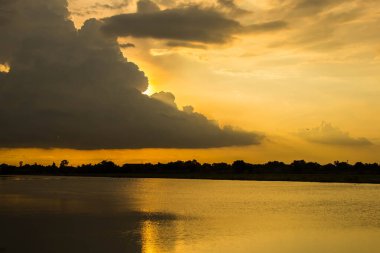 günbatımı gökyüzü karşı yeşil çim alanı.