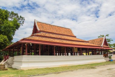Tayland 'da eski bir tapınakta şarkı söylemek