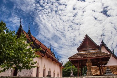 Tayland 'da eski bir tapınakta şarkı söylemek