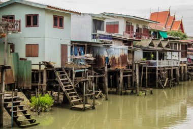 Geleneksel Tay topluluklar ve ticaret tekne iskelede.
