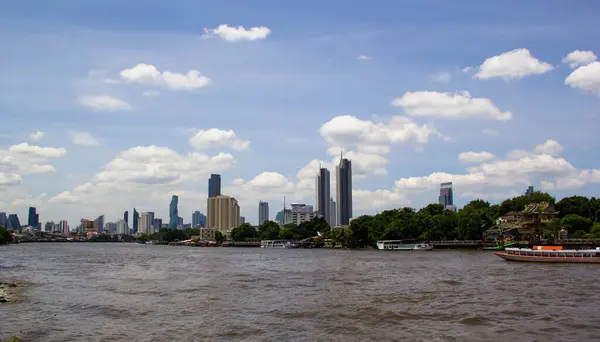 Chaopraya Nehri ile Bangkok şehrinin manzarası