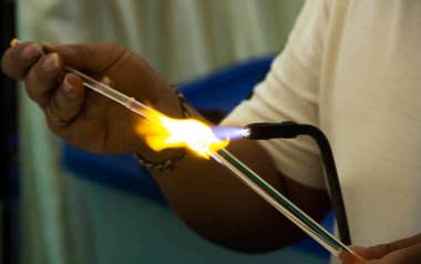 Geleneksel bir şekilde cam üfleyen zanaatkarlar, zanaat ve zanaat ayrıntıları