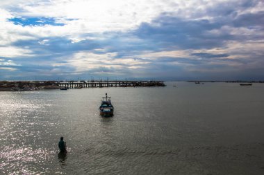 Tayland 'ın Angsila balıkçı limanı yakınlarındaki denizde küçük balıkçı tekneleri