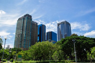 Yeşil bir çevrede modern şehir, jatujak parkı, Bangkok, Tayland