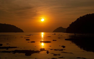 Plajda Tropikal Deniz Günbatımlı Güzel Manzara 