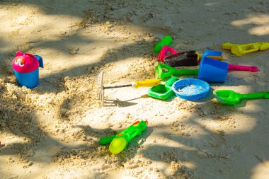 çocuk oyuncakları tropikal kumsalda, aile tatilinde 