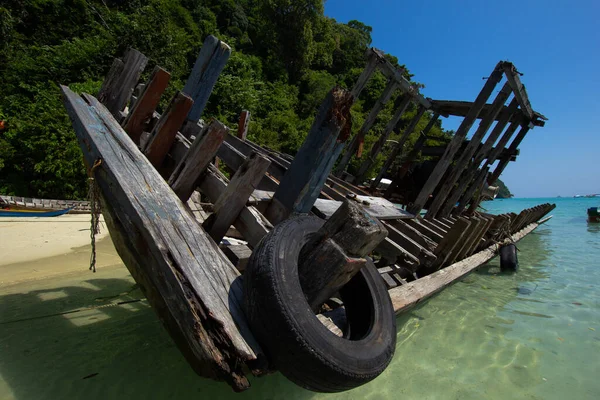  Adanın sahilindeki gemi enkazı mezarlığı. Tayland. 