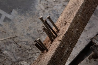 İnşaat alanında keresteye yakın çiviler.