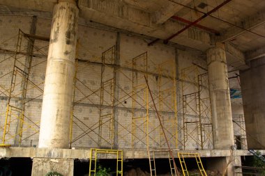 İnşaat alanında duvar yapımı tuğla