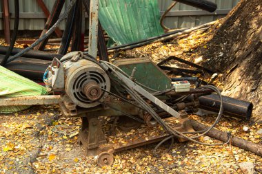 Öğütücüyle çalışan inşaat