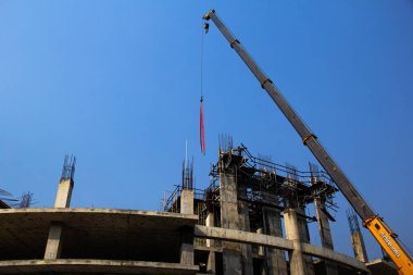 Vinçler-Mobil vinç ağır malzeme inşaat alanında kaldırma için kullanılan ağır makinedir.