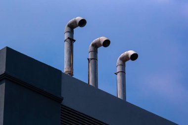 Çatıda havalandırma boruları var.