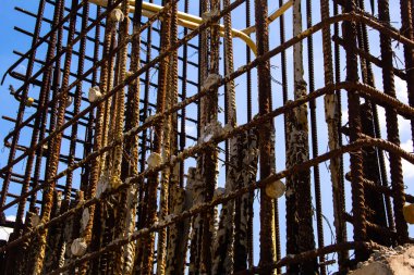 Beton için paslı kare takviyesine bak