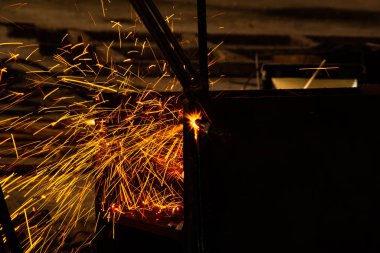 İşçi oksijen gazı kesme makinesiyle çeliği kesiyor.