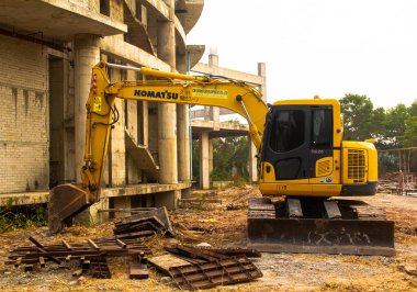 Kazı kazıcılı inşaat alanı