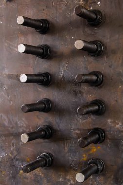 metal destek levhasında dev bir civata ve cıvata