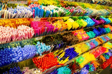 Kırtasiyede satılık renkli kalem seti