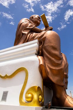 luang phor Buda'nın durumunu mavi gökyüzü arka planda tho