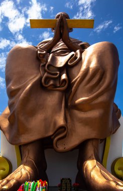 luang phor Buda'nın durumunu mavi gökyüzü arka planda tho