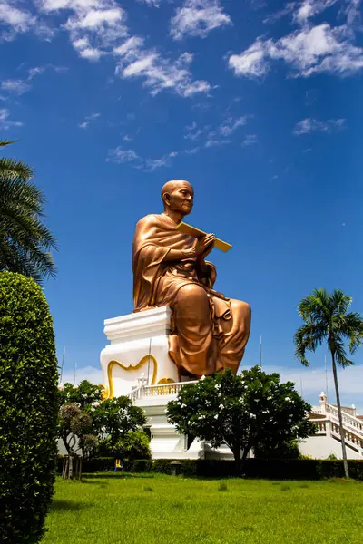 luang phor Buda'nın durumunu mavi gökyüzü arka planda tho