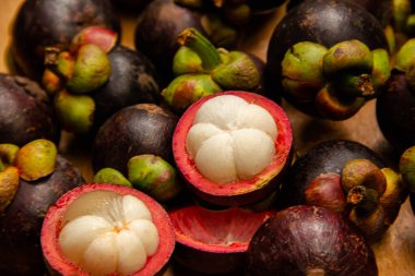 Ahşap doku Tay meyve taze mangosten meyve.