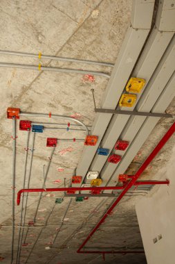 Yeni binanın tavanına elektrik dağıtım sistemi kurulumunu kapat