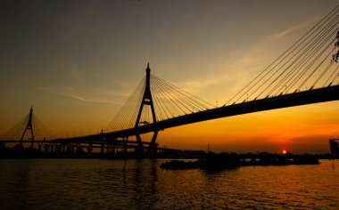 Bangkok Tayland 'daki Rama 3 köprüsünde gün batımı manzarası.