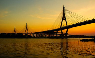 Bangkok Tayland 'daki Rama 3 köprüsünde gün batımı manzarası.