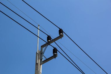 Elektrik hatları elden geçiriliyor, elektrik hattı gökyüzüne karşı.