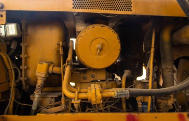 Eski bir kazıcının motorunun içine yakın çekim.