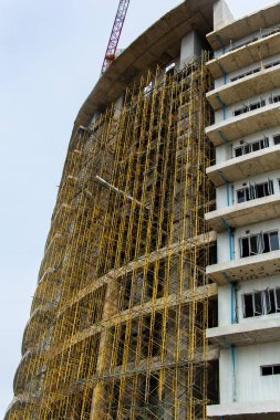 İnşaat alanındaki iskele. Yatay çerçeveli çekim.
