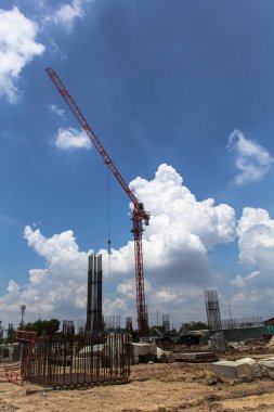 Mavi gökyüzü arka planında vinç kulesi. Turna ve bina inşaat konsepti. Site. Yeni binalar