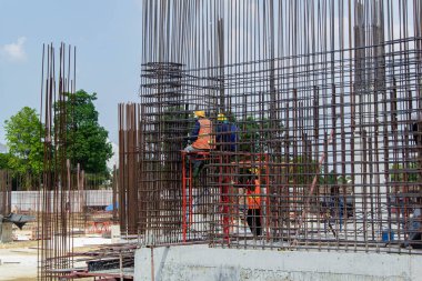 İnşaat alanında beton dökme için çerçeve takviye içine metal çubuklar barlar örgü Oluşturucu işçi