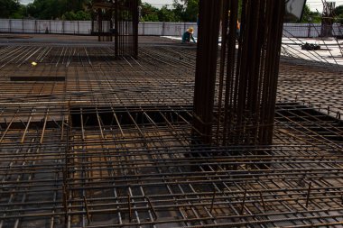 İnşaat alanında beton dökme için çerçeve takviye içine metal çubuklar barlar örgü Oluşturucu işçi