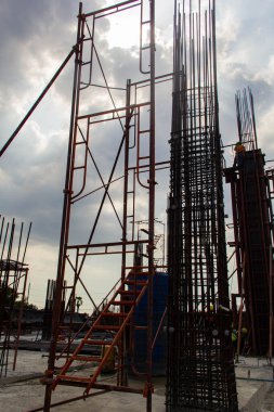 İnşaat alanında beton dökme için çerçeve takviye içine metal çubuklar barlar örgü Oluşturucu işçi