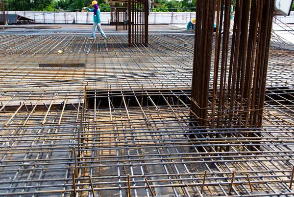 İnşaat alanında beton dökme için çerçeve takviye içine metal çubuklar barlar örgü Oluşturucu işçi