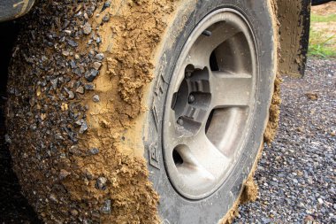 Çamurda bir arabanın tekerleği