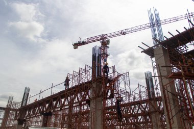 İnşaat işçileri iskele üzerinde çalışıyor.