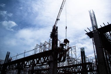 İnşaat işçileri iskele üzerinde çalışıyor.