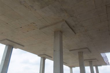 İnşaat halindeki büyük bina için tamamlanmamış duvar ve zemin destek sütunları.