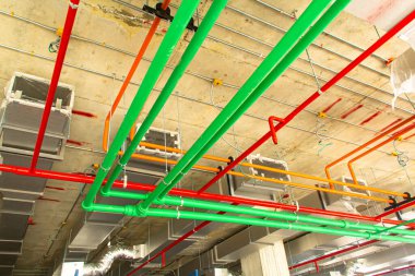 Boru sistemleri, tavan binasında boru hattı.