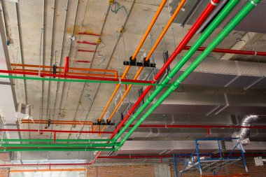 Boru sistemleri, tavan binasında boru hattı.