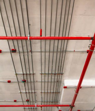 Tavana kurulmuş elektrik kabloları için boru hattı